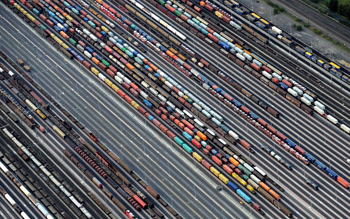 Railroad shunting yard in Maschen near Hamburg.jpg