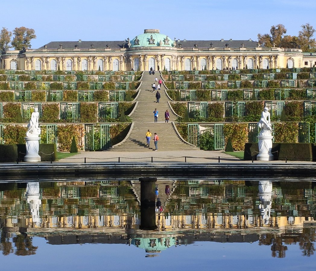 Reflection_of_Sanssouci_Palace.jpg
