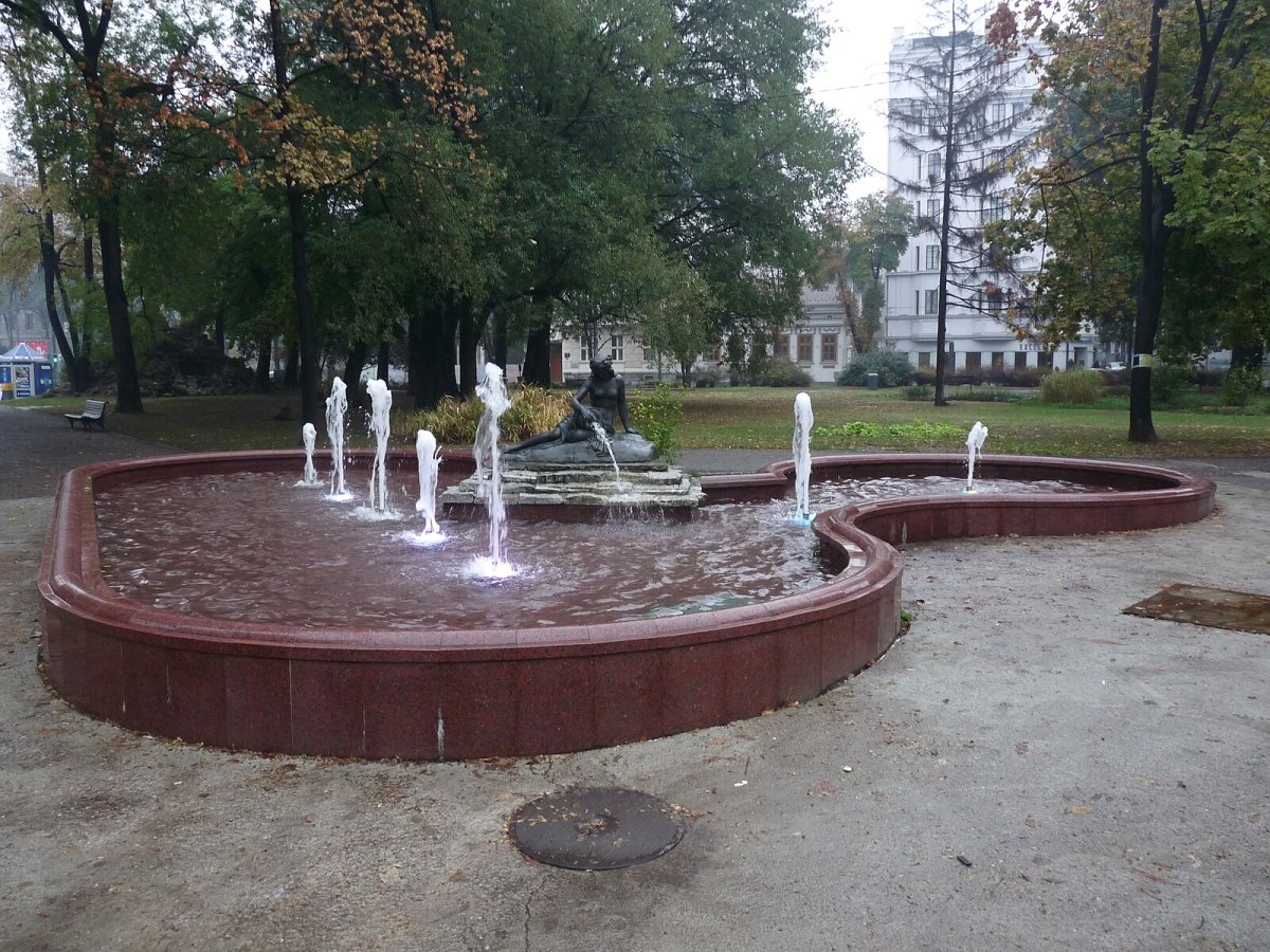 Sculpture_'Devojka_sa_krčagom'_in_Pionirski_Park_in_Beograd,_October_13,_2012.jpg
