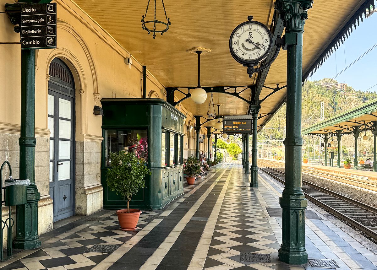 Stazione-Taormina-Sicilia.jpg