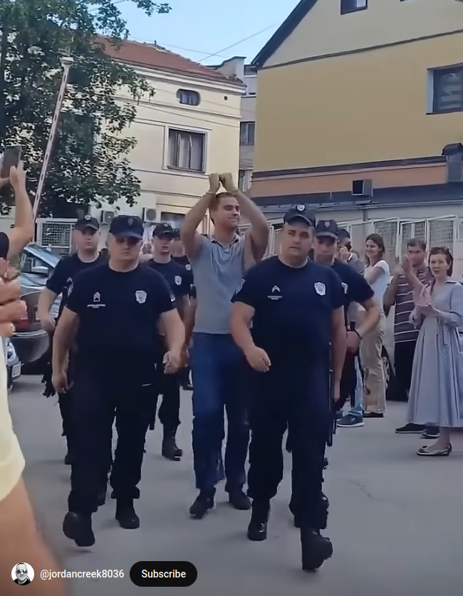 Svecani defile uhapsenog u Uzicu 1.png