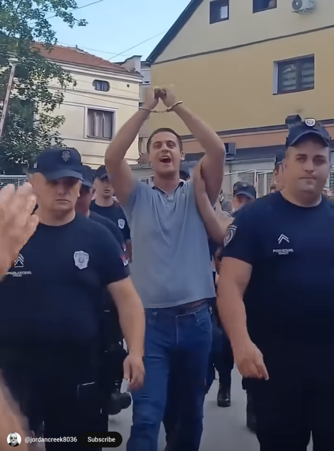 Svecani defile uhapsenog u Uzicu 2.png