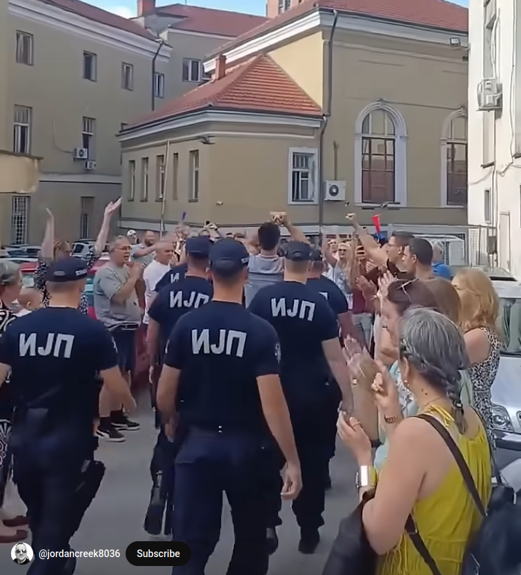 Svecani defile uhapsenog u Uzicu 3.png