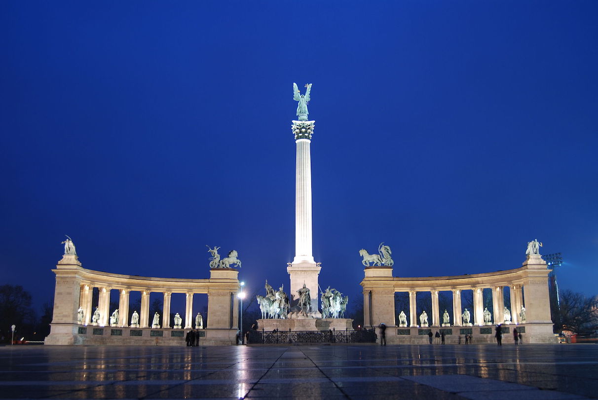 The_Millennium_Monument_in_Heroes'_Square,_Budapest,_Hungary.jpg