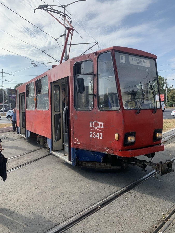 tramvaj-izleteo-iz-šina-na-kružnom-toku-autokomande-v0-k4xg72vyhkjd1.jpg