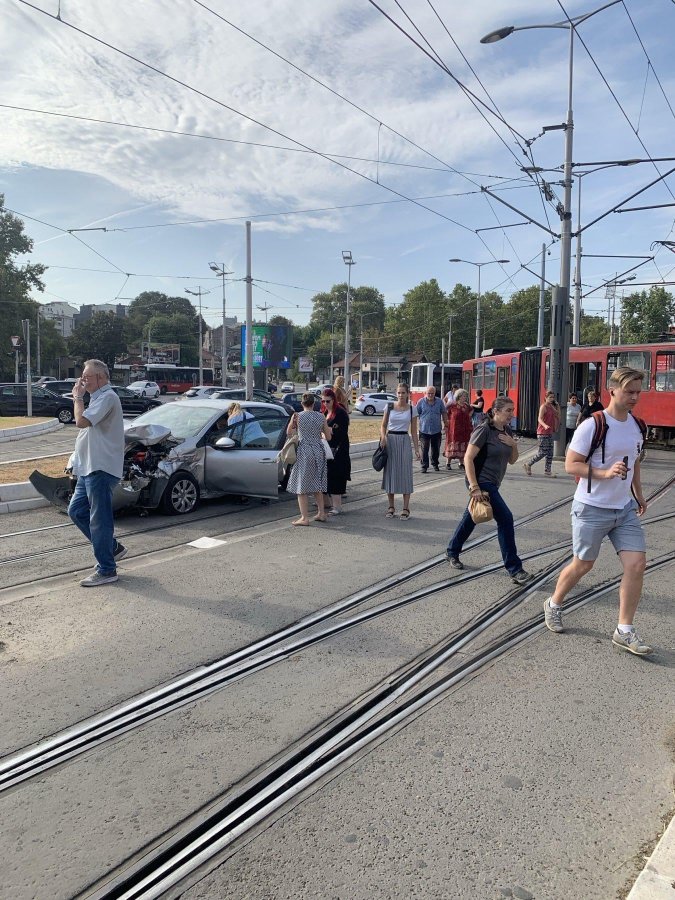 tramvaj-izleteo-iz-šina-na-kružnom-toku-autokomande-v0-px9cjksyhkjd1.jpg