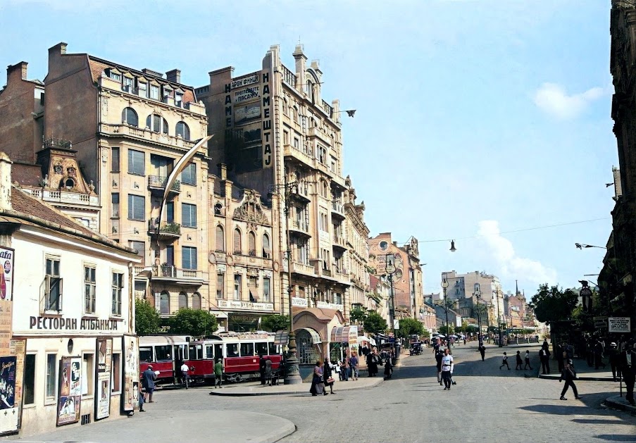 Ugao Knez Mihailove i Kolarčeve i kafana Albanija sa pogledom na Terazije, 30ih.jpg