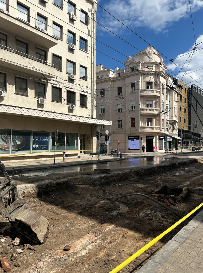 Vasina ulica - pukla cev tokom sanacije sanirane ulice 1.png