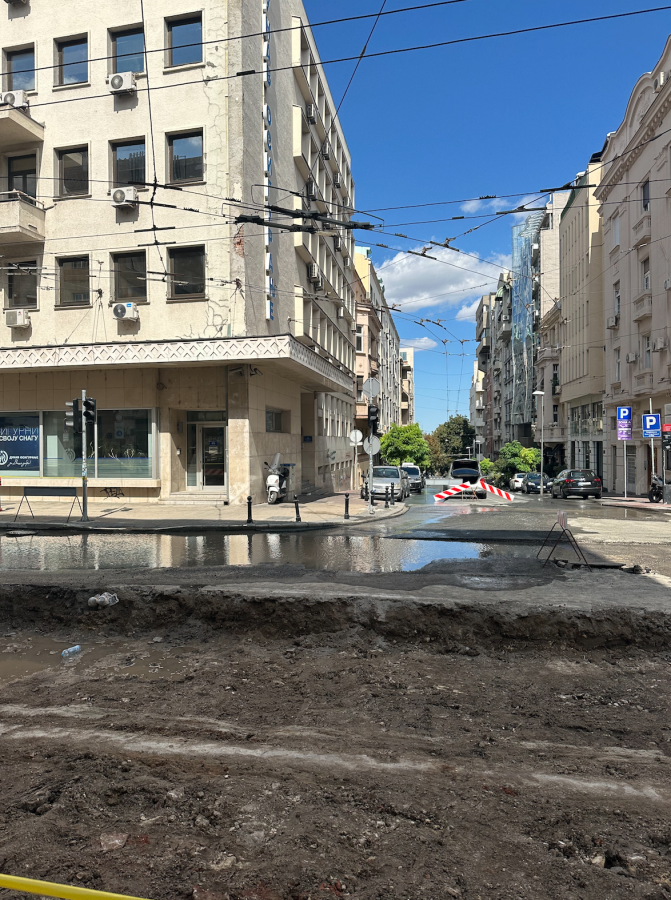 Vasina ulica - pukla cev tokom sanacije sanirane ulice 4.png