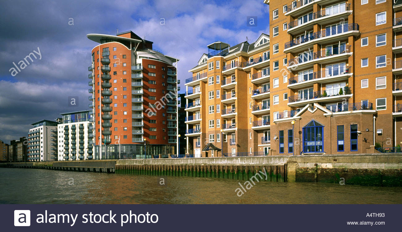 view-of-modern-apartment-buildings-on-the-river-thames-in-the-london-A4TH93.jpg