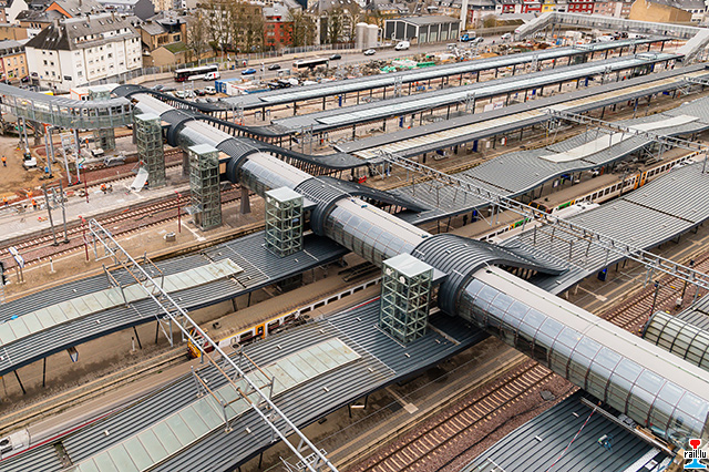 Vue-sur-la-nouvelle-passerelle-et-les-nouveaux-quais-en-Gare-de-Luxembourg.jpg