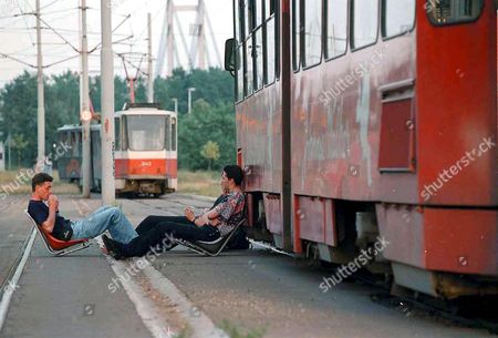 yugoslavia-kosovo-belgrade-traffic-jun-1999-shutterstock-editorial-8360478a.jpg