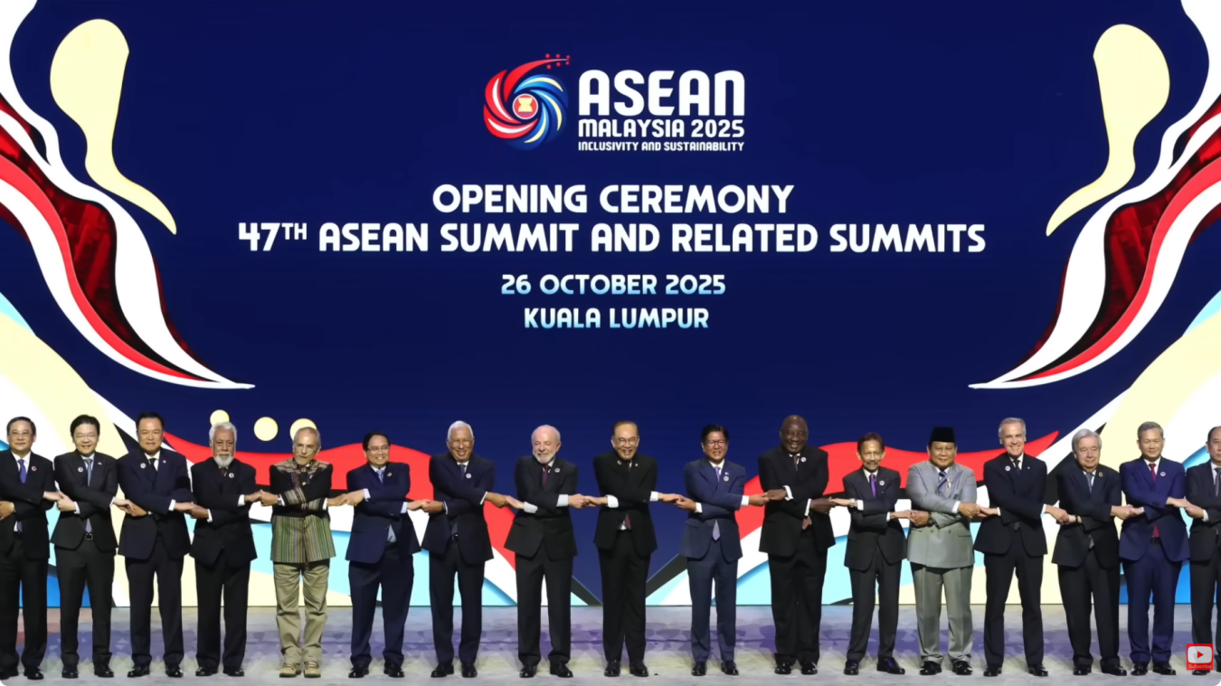 Zajednicka slika sa 47. ASEAN skupa, Malezija.png
