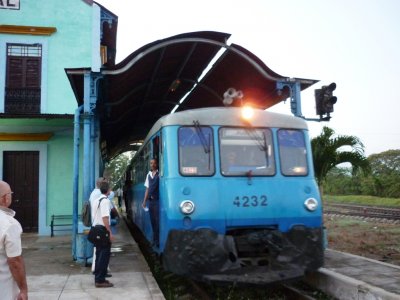 Tren_suburbano_en_Bejucal.jpg