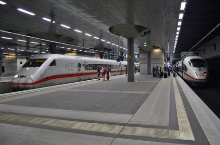 treffen-generationen-tiefbahnhof-des-berliner-959150.jpg